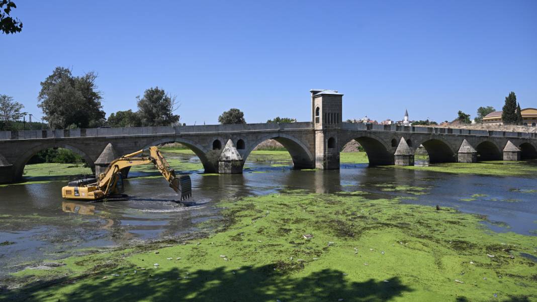 Su yüzeyi plastik atık ve sazlıklarla kaplanmıştı: Yetkililer alarma geçti 4